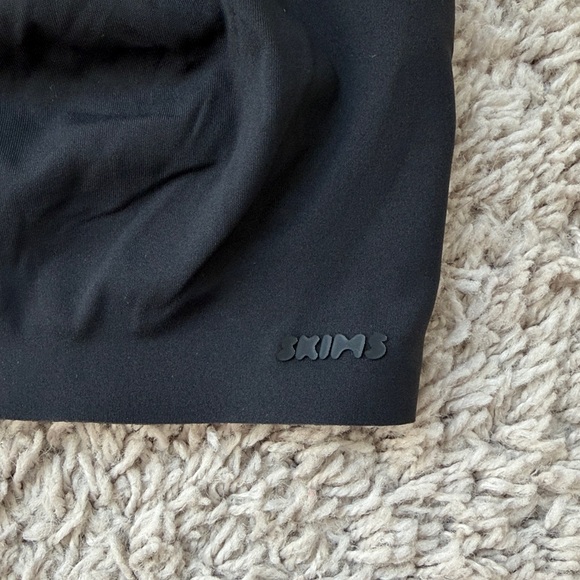 Skims Naked Plunge Bra Onyx - Picture 5 of 7